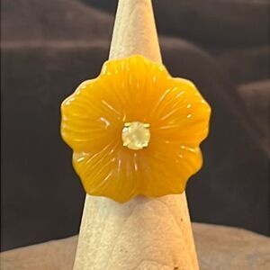 NWT CARVED YELLOW JADE FLOWER WITH YELLOW SAPPHIRE SOLITAIRE IN CENTER RING 5